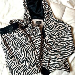 Victoria Secret Zebra Jogger Set Size Medium